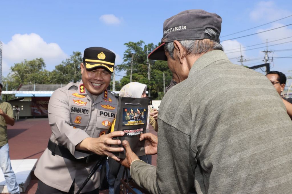 Kapolres Trenggalek membagikan jasa hujan