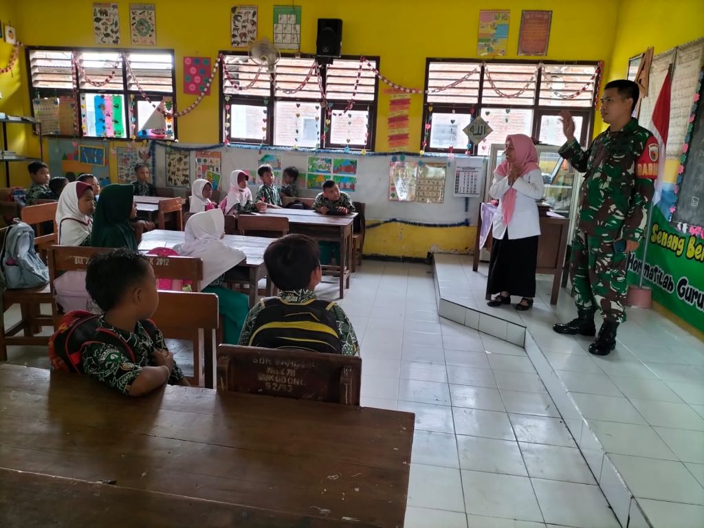 Serda Adi Priyono, memberikan motivasi serta arahan kepada siswa-siswi SD Negeri Bangsri