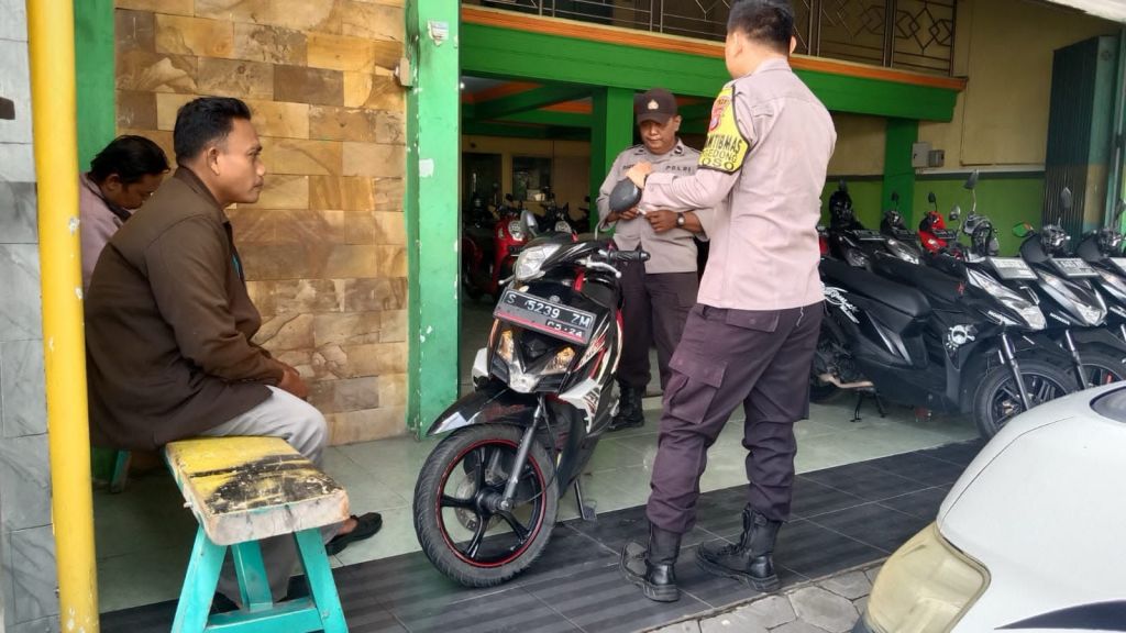 Briptu Bonar Eko W melaksanakan sambang dan silaturahmi dengan warga Desa Losari