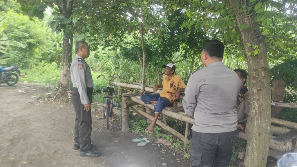 Kegiatan patroli dialogis terhadap petani di persawahan Desa Catakgayam