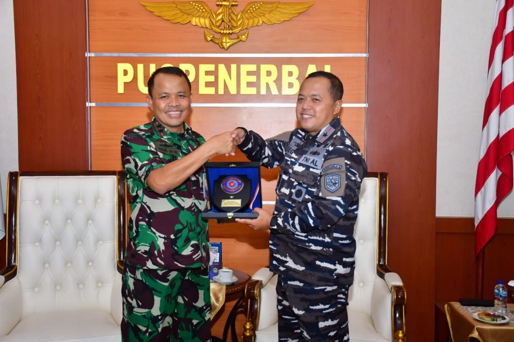Laksda TNl Sisyani Jaffar menerima Courtesy Call (CC) Komandan Gugus Keamanan Laut (Danguskamla) Koarmada ll, Laksma TNI Teguh Prasetya