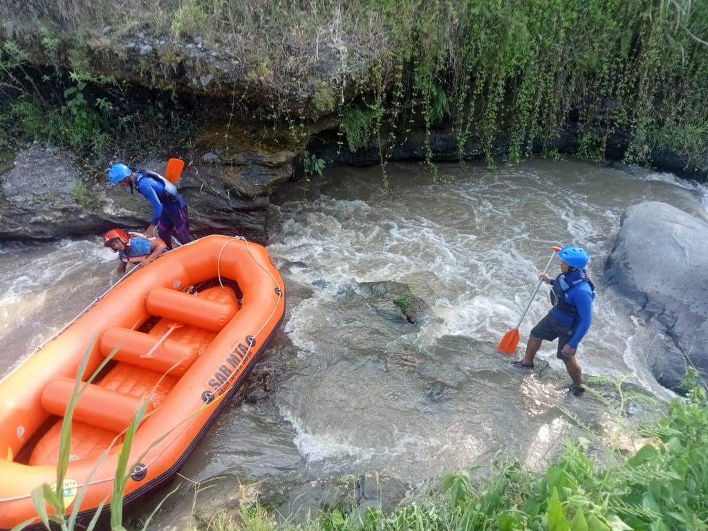 Tim SAR mencari korban di Sungai