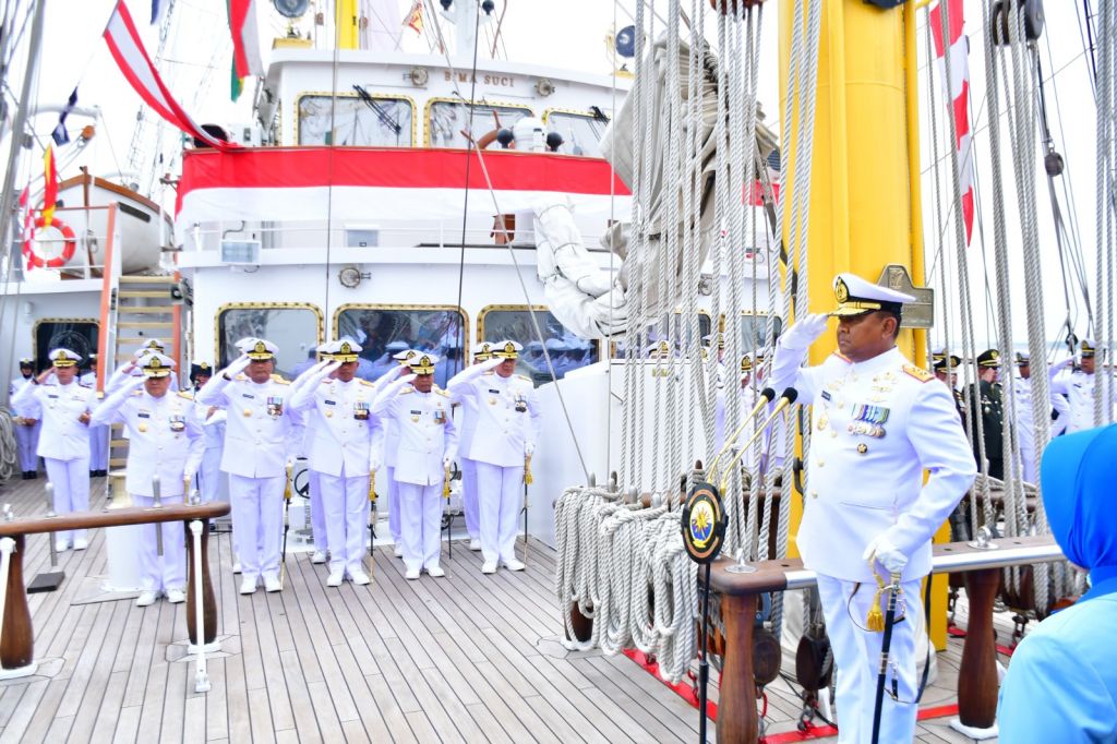 Tabur Bunga peringatan Hari Dharma Samudera tahun 2024 di atas  Gladak KRl Bima Suci