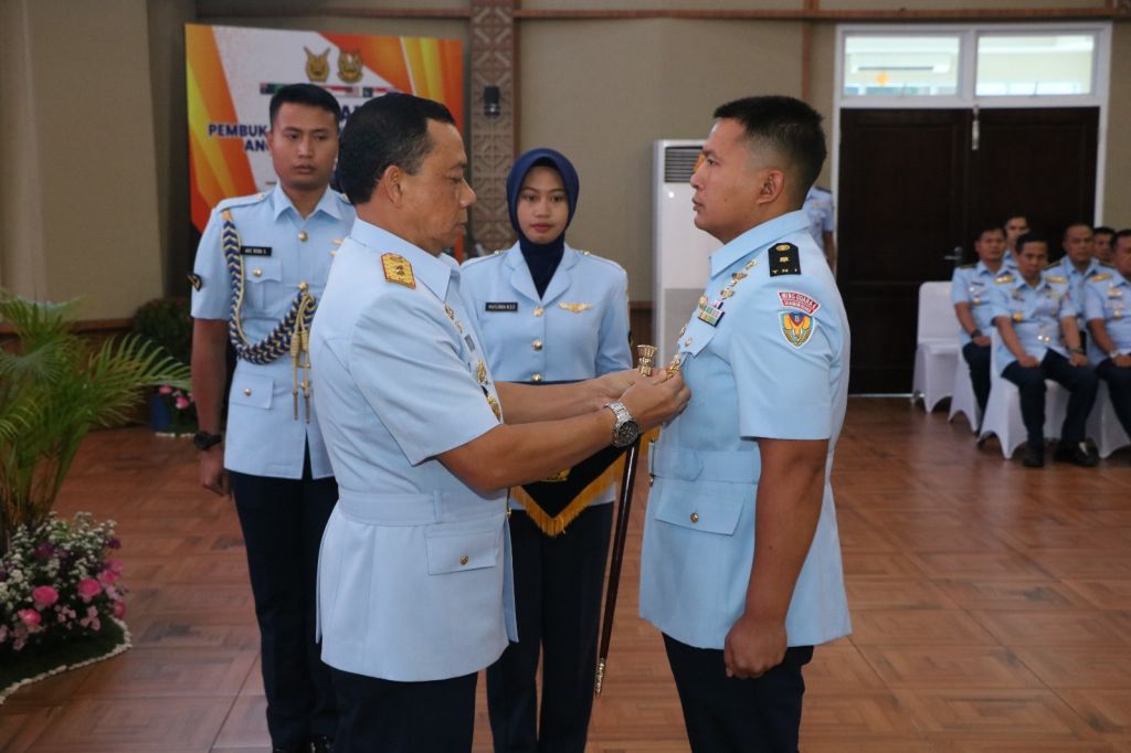 Marsda TNI Eding Sungkana memimpin upacara pembukaan Pendidikan Seskoau