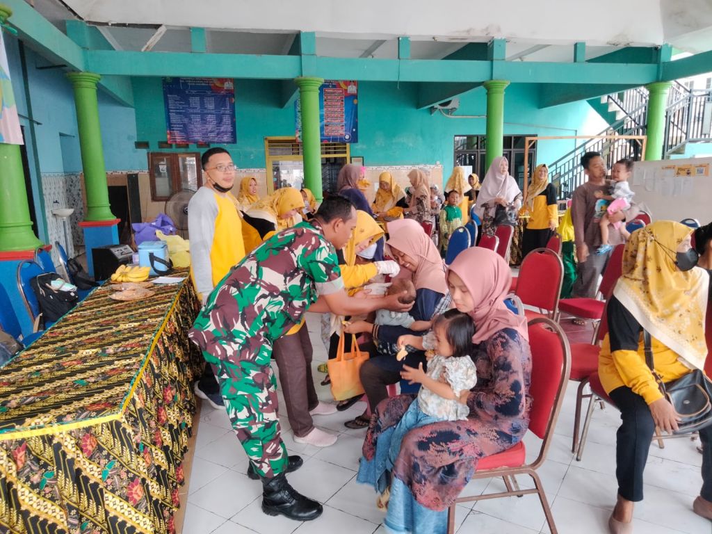 Imunisasi di Desa Penatarsewu