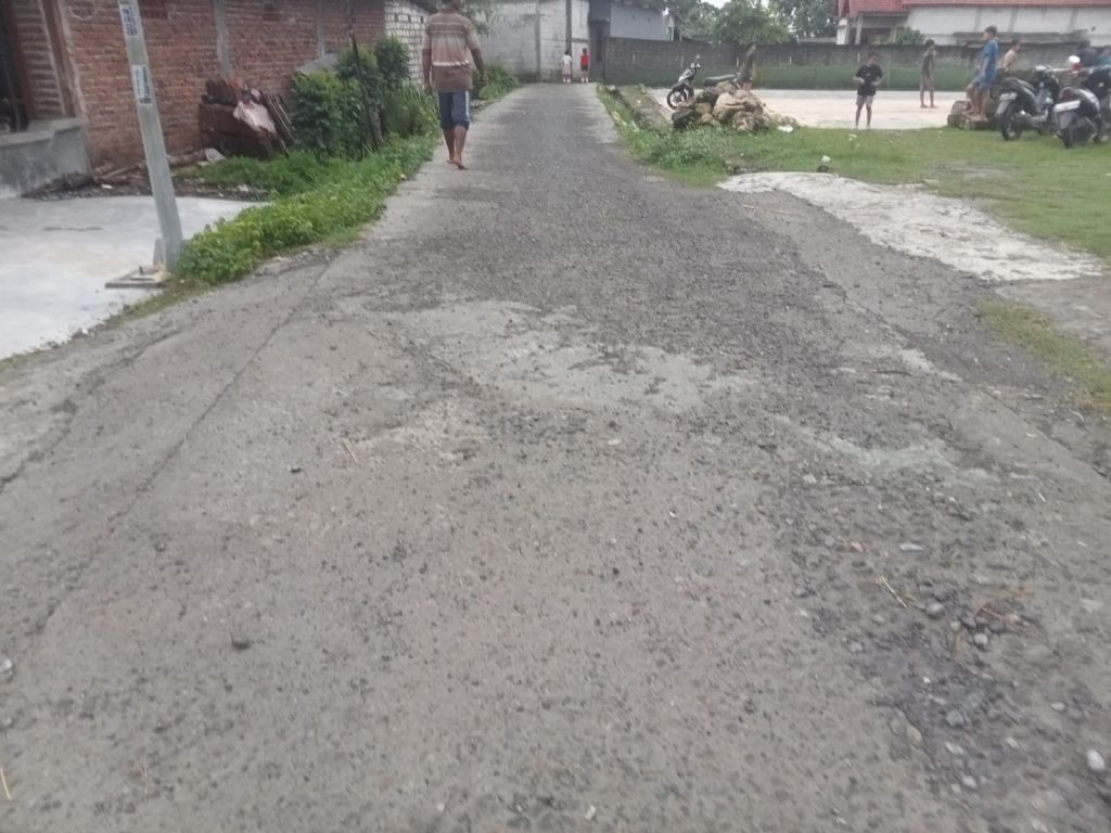 Jalan rabat beton di Desa Primpen