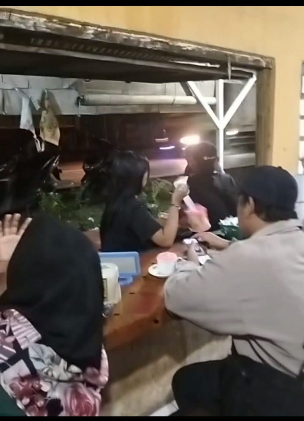Sidang di warung yang menyediakan tempat karaoke