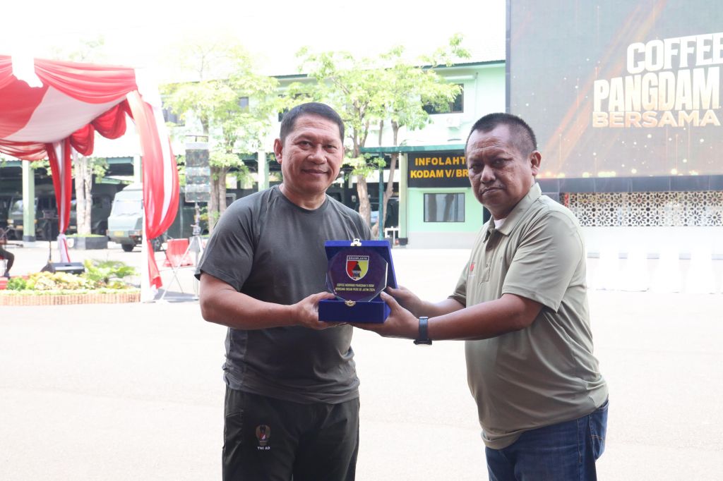 Ketua PWI Jatim menyerahkan cinderamata 