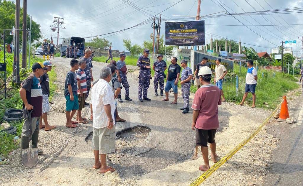memPerbaikan jalan beraspal di Desa Penfui Timur,