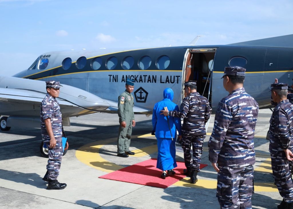 keberangkatan Komandan Puspenerbal Laksda TNl Sisyani Jaffar  beserta rombongan melaksanakan kunjungan kerja