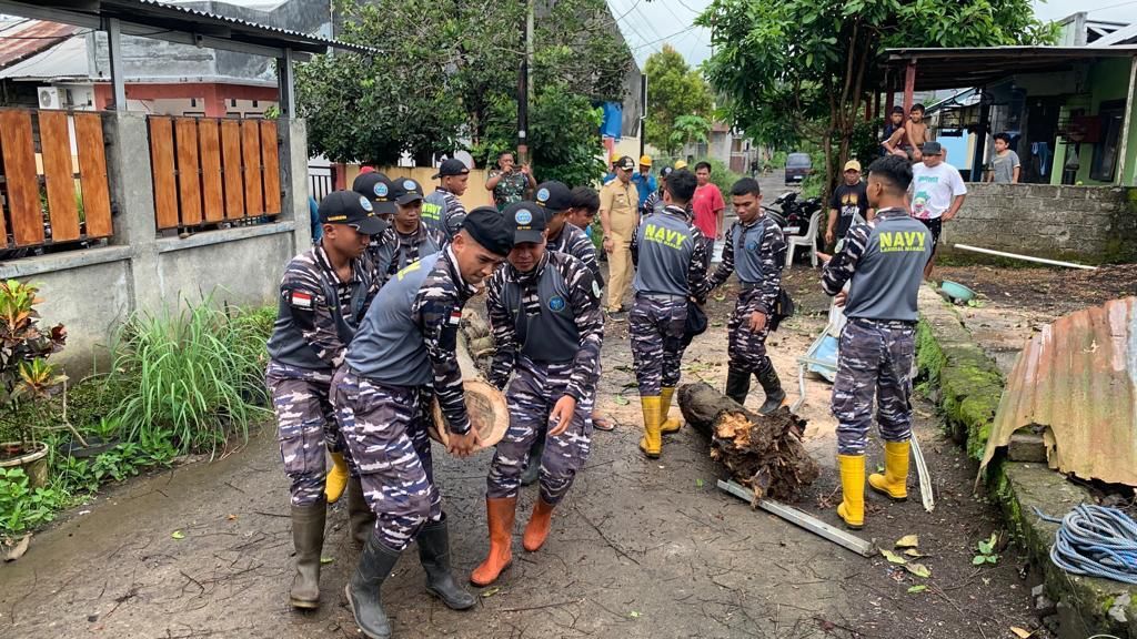Pembersihan rumah warga di Perum Korpri Mapanget, Minahasa Utara yang tertimpa pohon tumbang