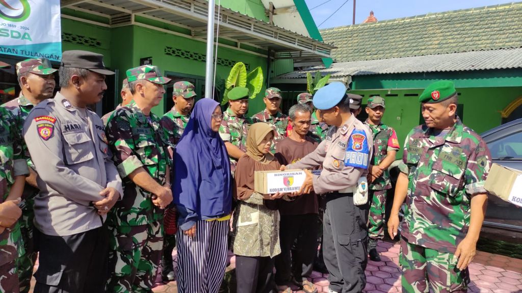 Polsek Tulangan memberikan bantuan sembako kepada warga kurang mampu