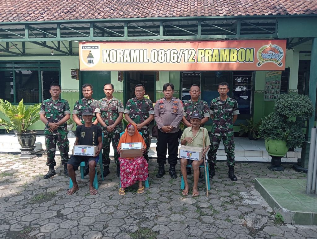 TNI-Polri menggelar kegiatan bhakti sosial dengan membagikan paket sembako