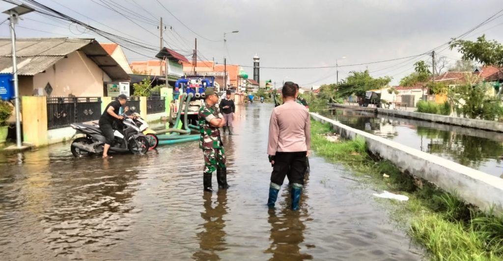 Peninjauan lokasi banjir oleh Dandim 0816/Sidoarjo