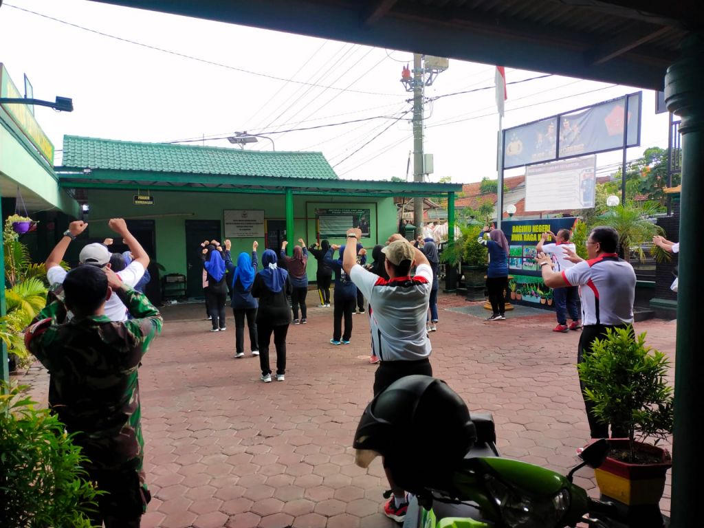 Senam sehat untuk meningkatkan imun tubuh di Makoramil 0816/15 Sukodono