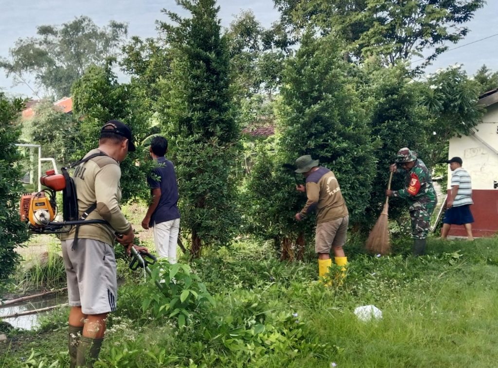 Kegiatan komunikasi sosial (Komsos) dan kerja bakti bersama masyarakat Desa Barengkrajan