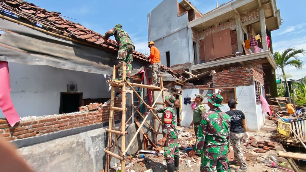 Kodim 0816/Sidoarjo memberikan bantuan kepada masyarakat yang terdampak bencana alam angin puting