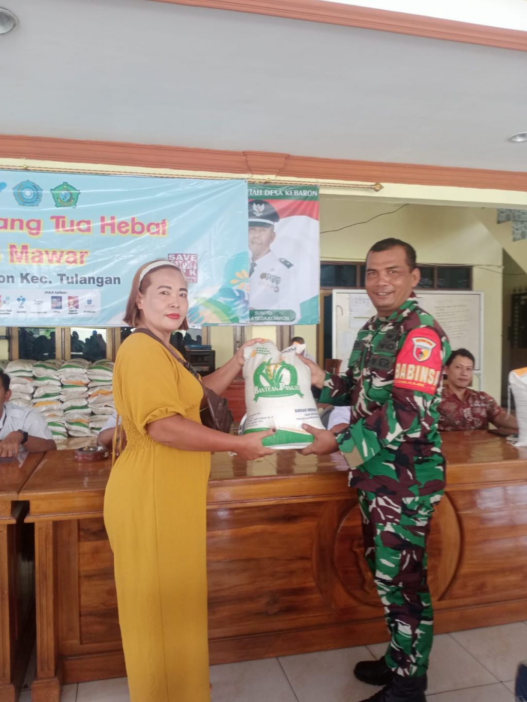 Serma Edi melaksanakan monitoring dan pendampingan kegiatan penyaluran bantuan beras