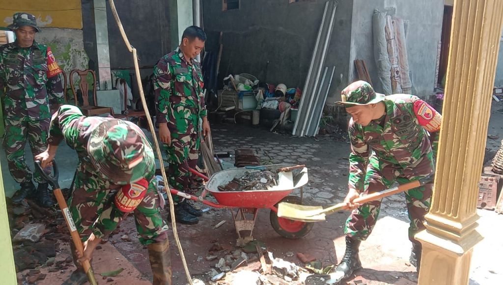 Gotong royong dalam rangka membantu masyarakat yang terdampak bencana angin puting beliung