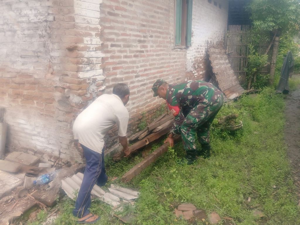 Gotong royong membersihkan puing reruntuhan rumah warga