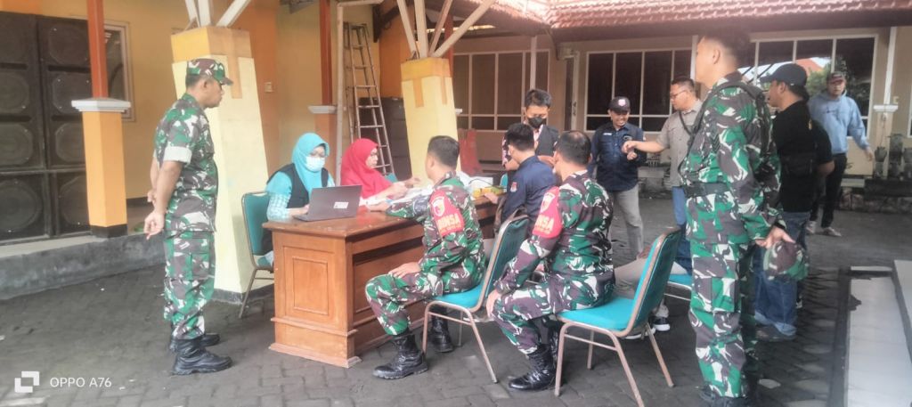 Anggota Koramil 0816/08 Jabon mengikuti serangkaian pemeriksaan kesehatan