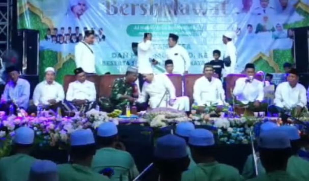 Puncak acara Ruwatan Desa Penatarsewu ialah bersholawat bersama Al habib Anis Bin Shahab 