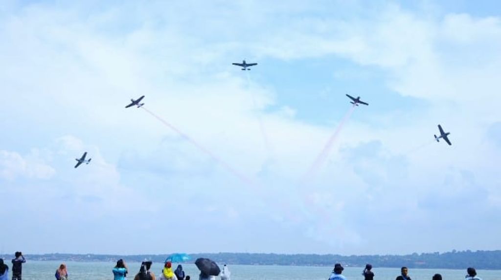 Rajawali Laut Flight (RaLf) Wing Udara 2 Puspenerbal tampil menakjubkan diatas langit