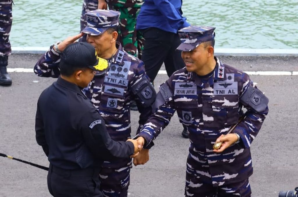 Prosesi penyematan Brevet Hiu Kencana kepada Panglima TNl,