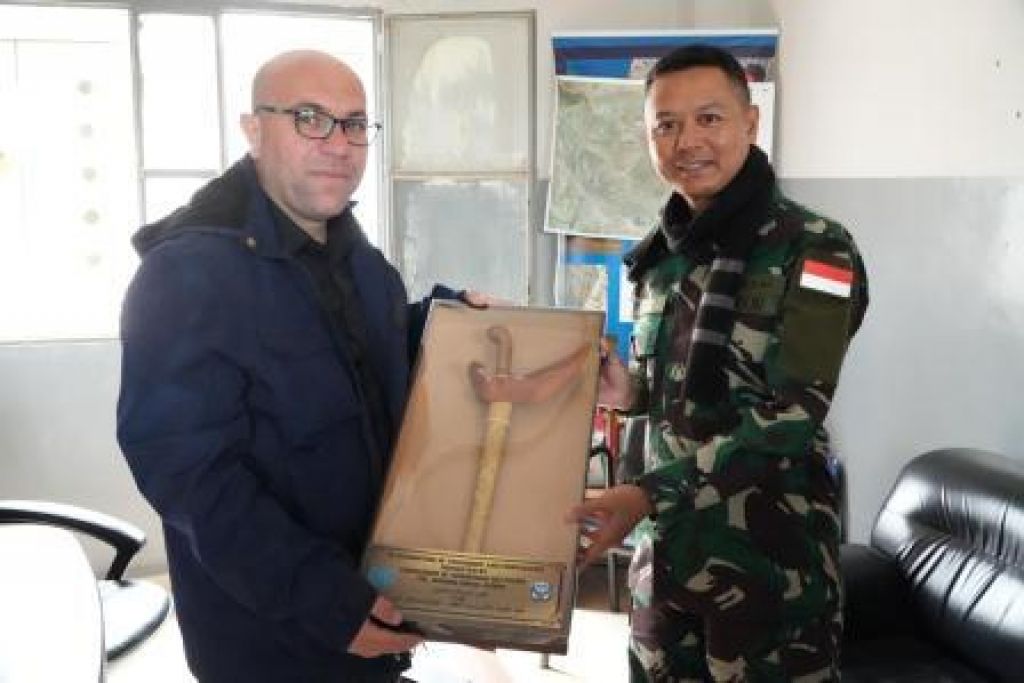 Kolonel Inf Ragung Ismail Akbar memberikan cindera mata Keris dari Solo kepada Mr. Muhammad Sweidan