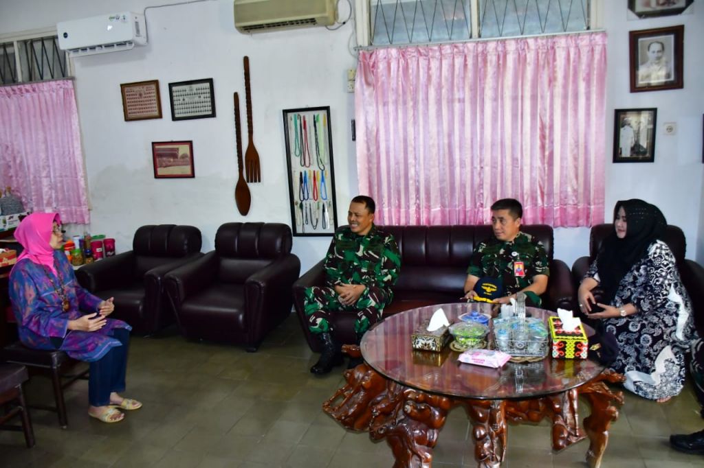 Laksda Sisyani Jaffar didampingi Dirpers Puspenerbal, Kolonel Laut (P) Ma'arif dan istri melaksankan anjangsana ke rumah Warakauri, Ny. Suwelo