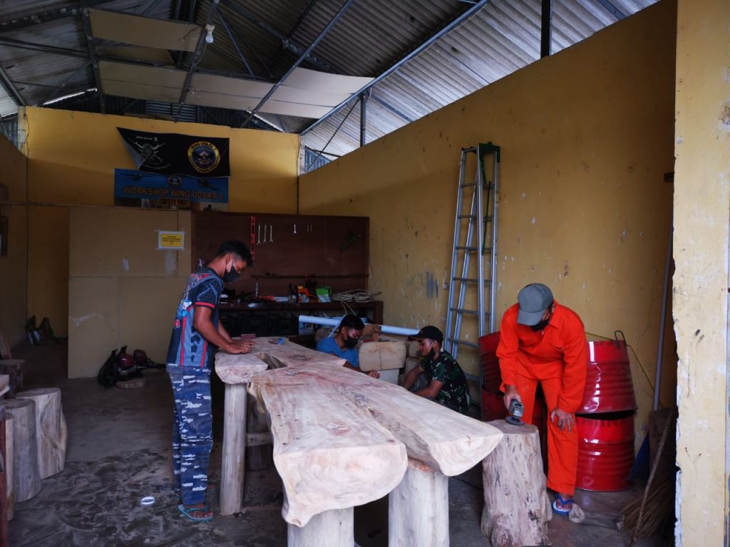 Prajuri Puspenerbak menyulap bekas pohon kering  menjadi perabotan