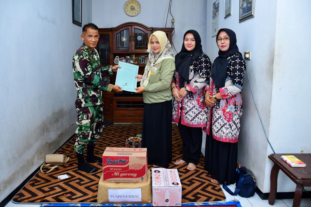 Laksda TNl Sisyani Jaffar mengunjungi anggota Warakawuri Puspenerbal