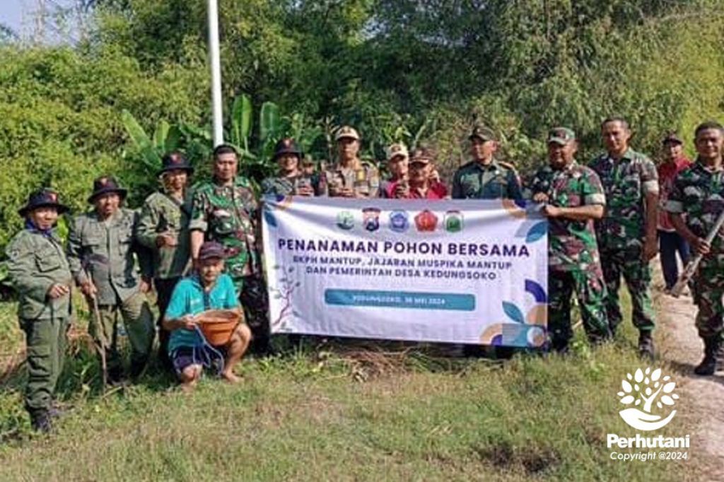 Penanaman bersama aneka bibit buah Multi Usaha Kehutanan (MUK) di sekitar waduk Desa Kedungsuko