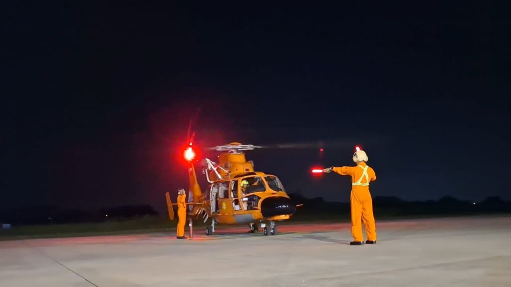 Kolonel Laut (P) Ahmad Novam Hajaruman melaksanakan pemantapan kualifikasi terbang malam take off landing