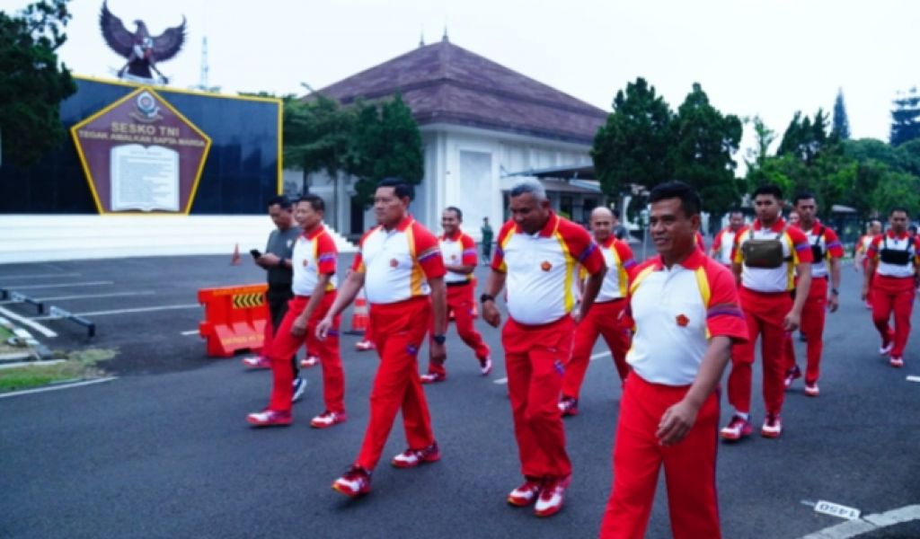 Laksamana TNI Yudo Margono, saat melakukan olahraga bersama dengan Komandan dan para anggota Sesko
