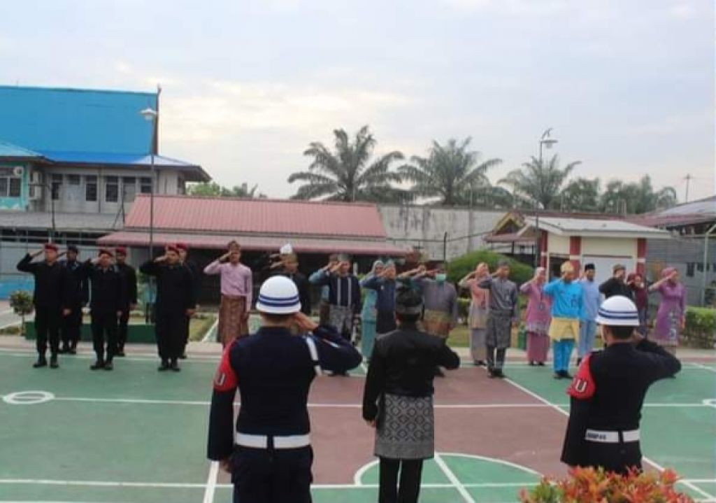 Staf Rutan Kelas IIB Rengat mengenakan pakaian adat melayu