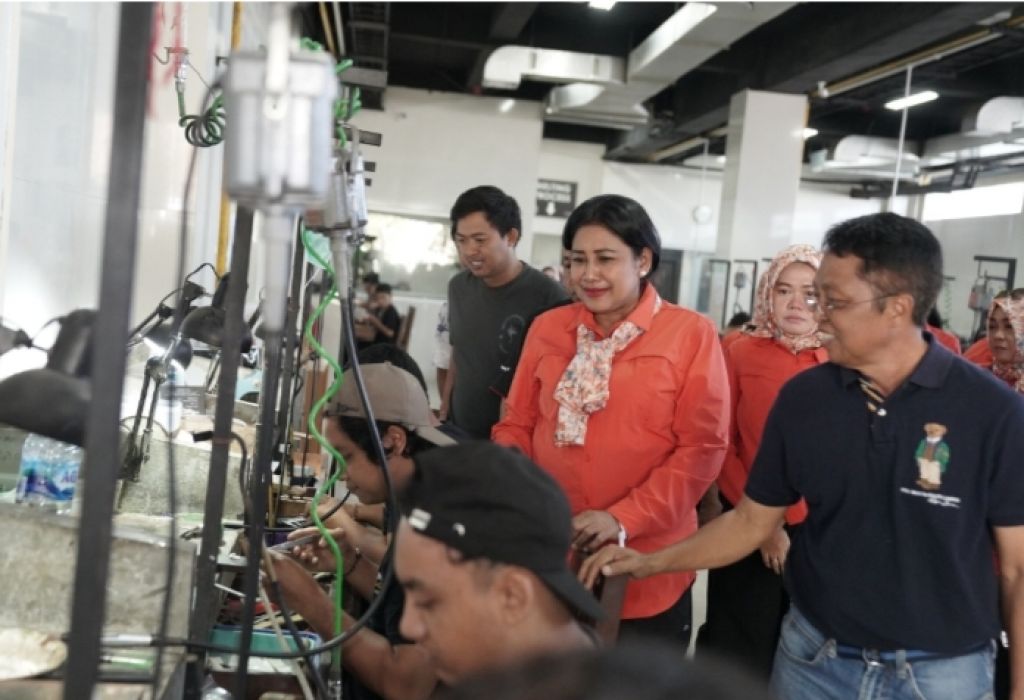 Ny. Vero Yudo Margono beserta Pengurus Dharma Pertiwi dan IKKT-PWA kunker dan Wisata Budaya ke jajaran yang berada di Wilayah Denpasar