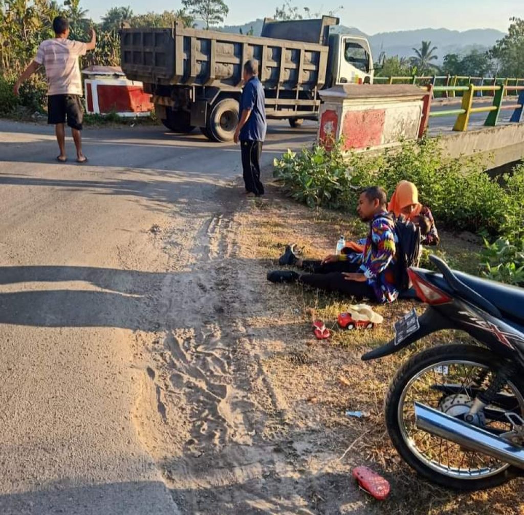 Kecelakaan dump truk dan motor