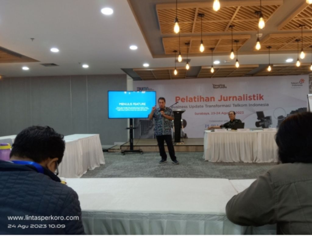 Nanang Junaedi saat paparan materi menulis feature