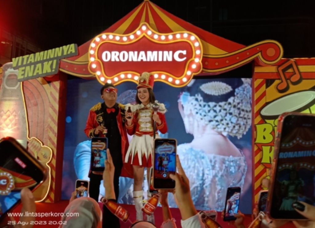 Denny Caknan bersama Bella Bonita saat tampil di acara Oronamin C