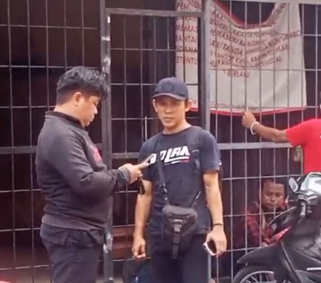 Pengrusakan gembok oleh pelaku