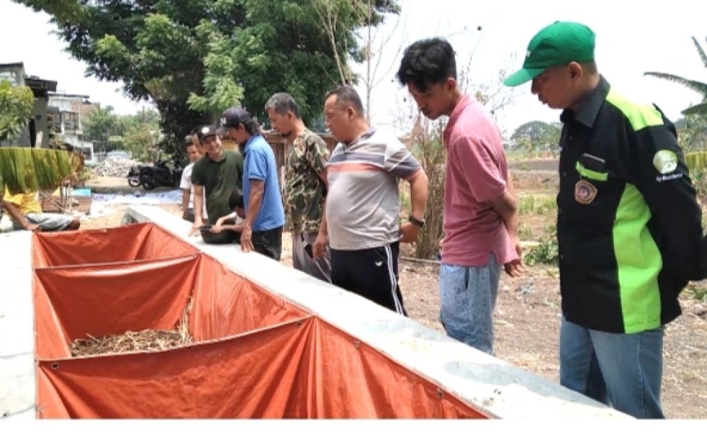 Pelatihan budidaya belut sawah bagi kelompok Sistem keamanan Lingkungan (Siskamling) di Dusun Agung RT. 01 RW. 02, Desa Cagak Agung