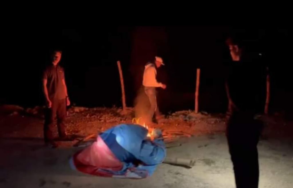 Anggota Polsek Tanjungbumi membakar barang-barang di lokasi sabung ayam