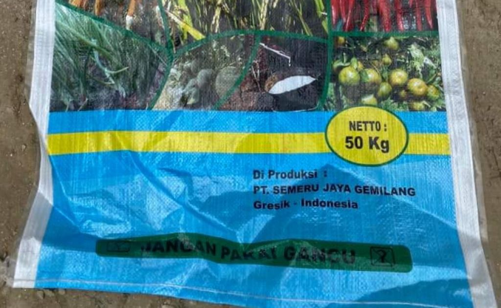 Kemasan karung pupuk PT Semeru Jaya Gemilang