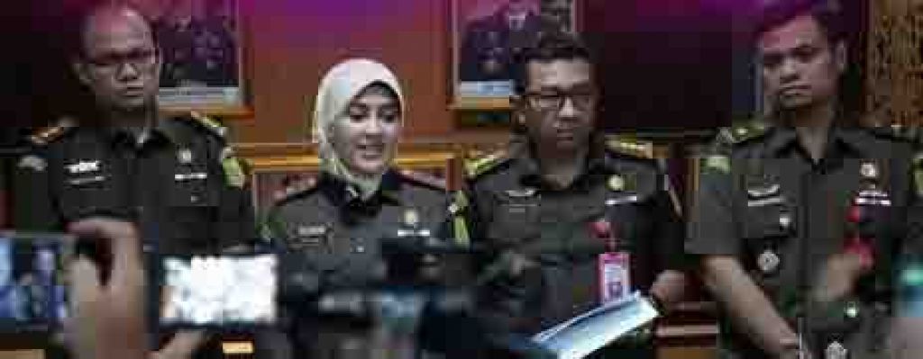 Kepala Kejati Jatim, Mia Amiati, saat konpers
