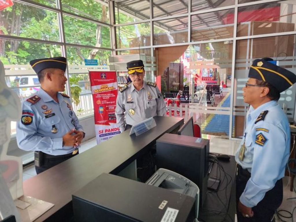 Teguh langsung cek kondisi pengamanan dimulai dari Penjagaan Pintu Utama
