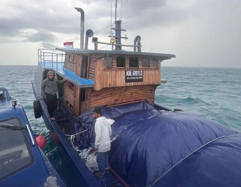 Penyelundupan balepressed berisi kain dan sepatu di Perairan Batam