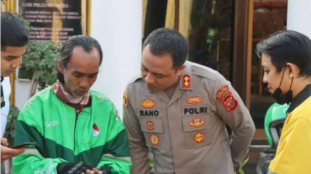Kapolres Cirebon Kota, AKBP M Rano Hadiyanto bersama OJOL