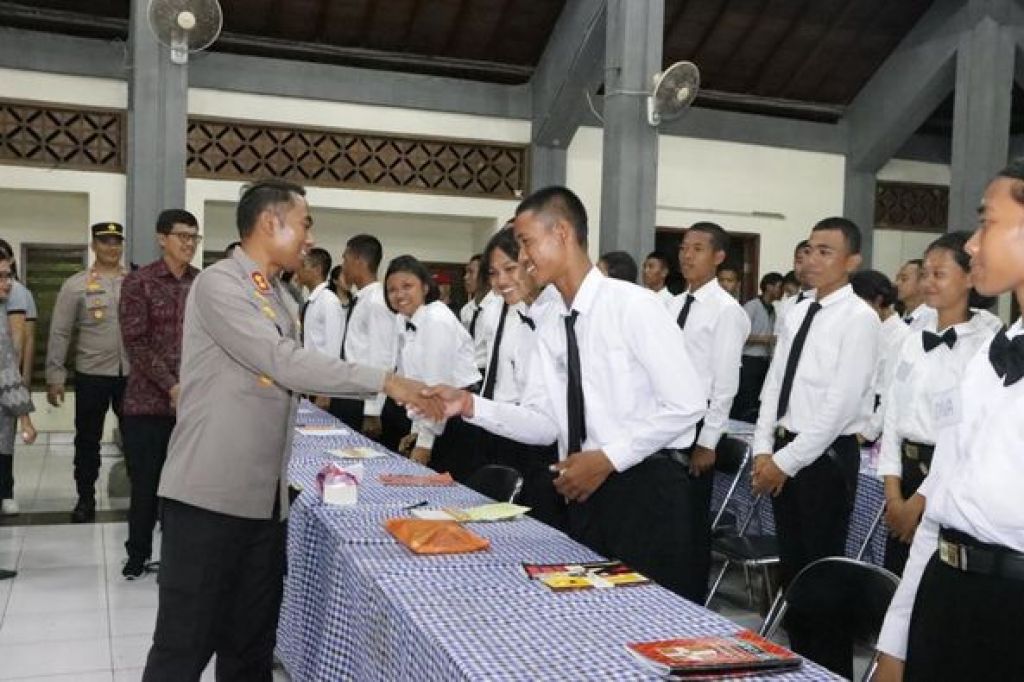 AKBP I Nengah Sadiarta memberikan Pembekalan kepada PASKIBRAKA 