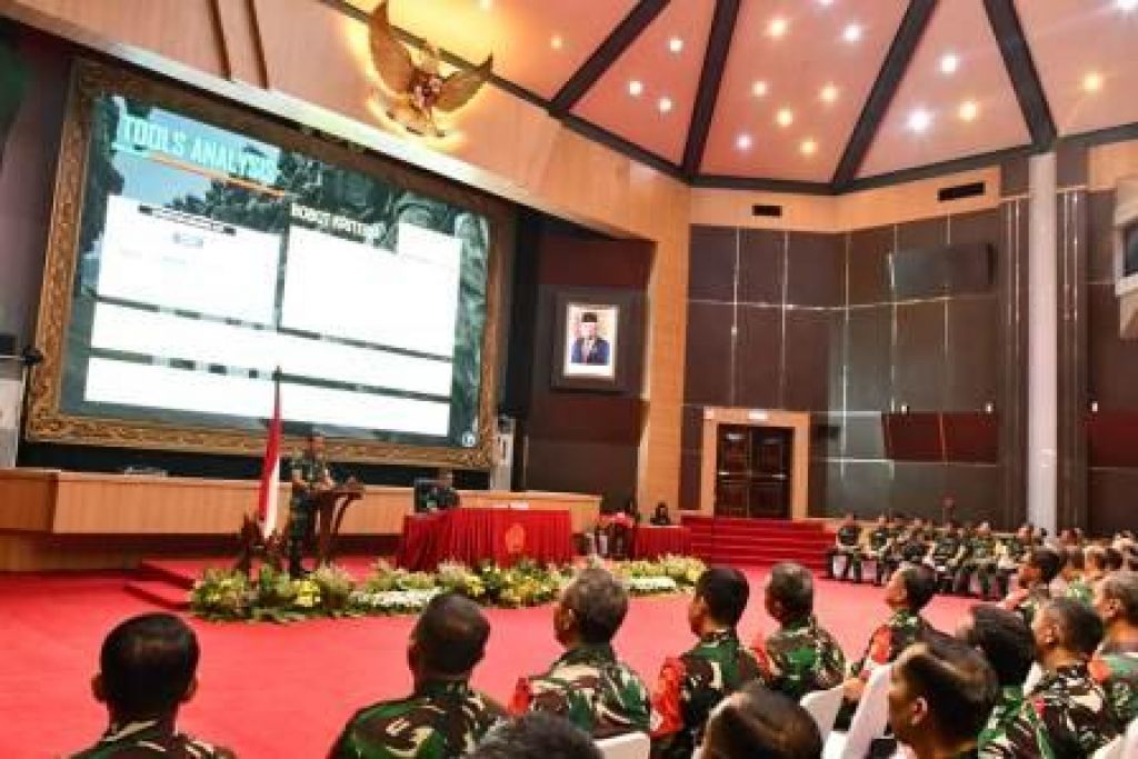 Letjen TNI Bambang Ismawan, menutup pelaksanaan Geladi Yudha Dharma Perwira Siswa Dikreg ke-51 Sesko TNI Tahun 2023